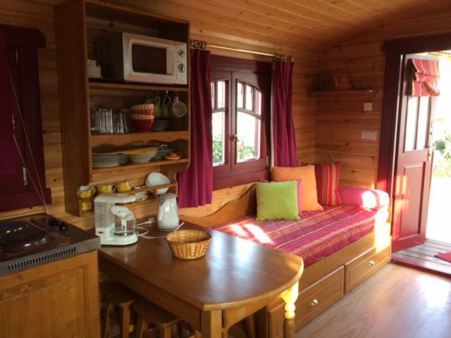 La Roulotte Du Pylone Hotel Антиб Екстериор снимка